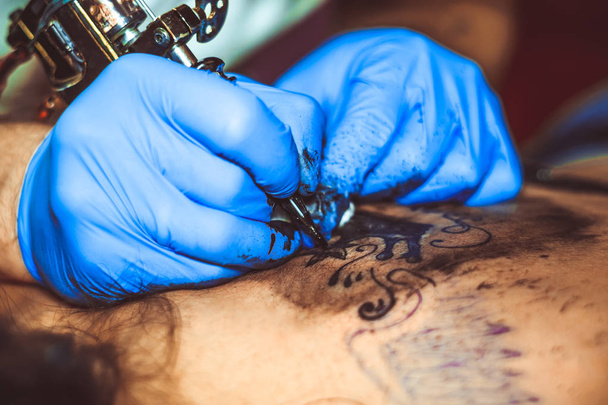 майстер татуювання жінка на спині
 - Фото, зображення