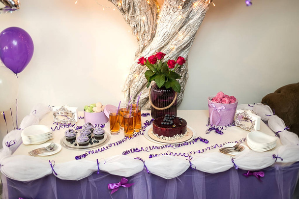 bar à bonbons décoré par un délicieux buffet sucré avec des cupcakes et
  - Photo, image