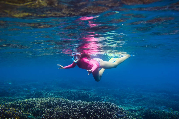 Onderwater zwemmen in tropische oceaan. - Foto, afbeelding