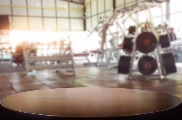 Fából készült asztal a fitnesz edzőteremben belső mo elmosódott háttér - Fotó, kép