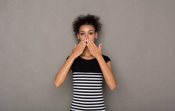 Афро-американських жінка, що охоплюють роті руками - Фото, зображення