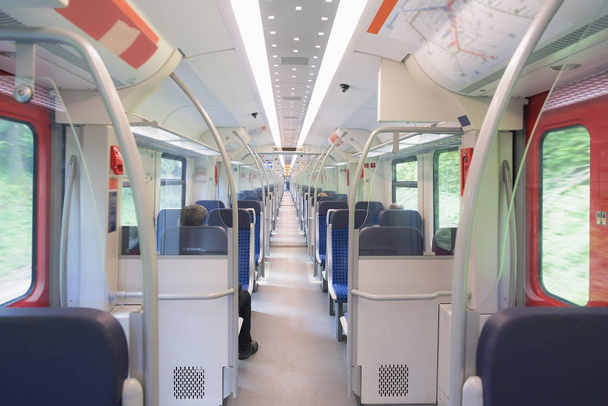 Interior del tren largo
 - Foto, Imagen