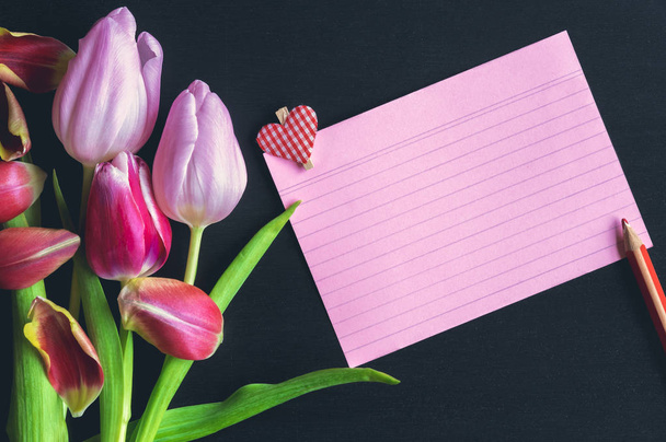 Букет тюльпанів і смугаста паперова нота
 - Фото, зображення