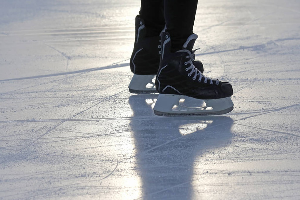 las piernas de un hombre patinando en la pista de hielo
 - Foto, Imagen