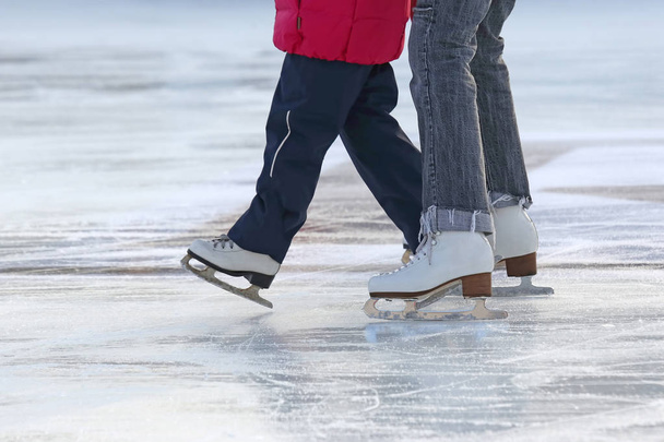 meisje met moeder schaatsen op de ijsbaan - Foto, afbeelding