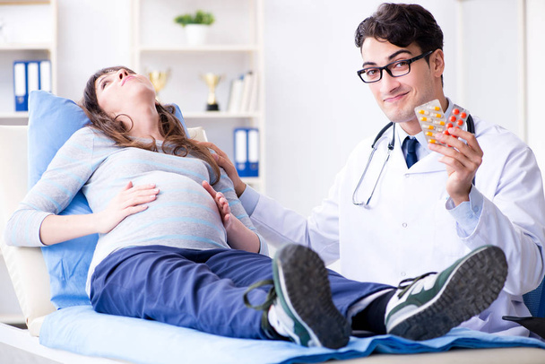 Беременная женщина посещает врача для консультации - Фото, изображение