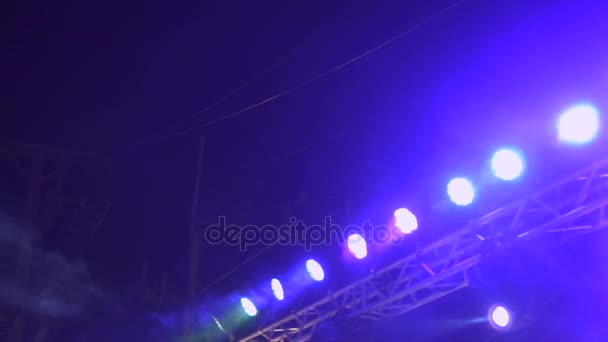 Λαμπερά φώτα στάδιο στην κορυφή του τη σκηνή συναυλία - Πλάνα, βίντεο