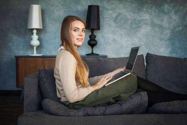 Lächelnde Frau mit Laptop zu Hause - Foto, Bild