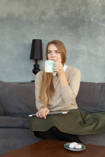 Giovane donna che beve caffè a casa - Foto, immagini