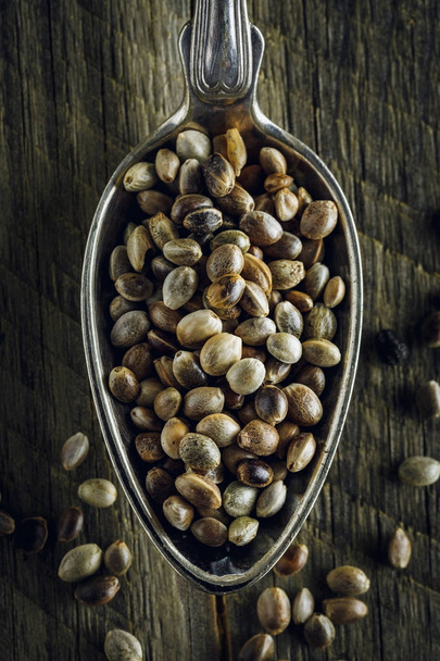 Сушеные семена конопли в ложке
 - Фото, изображение