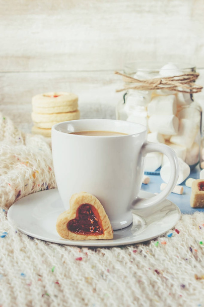 Café con leche y galletas en forma de corazones. Enfoque selectivo
. - Foto, Imagen