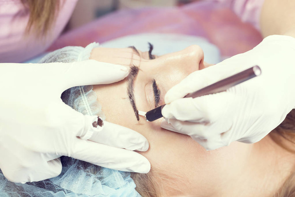 Microblading eyebrows workflow in a beauty salon - Foto, Bild