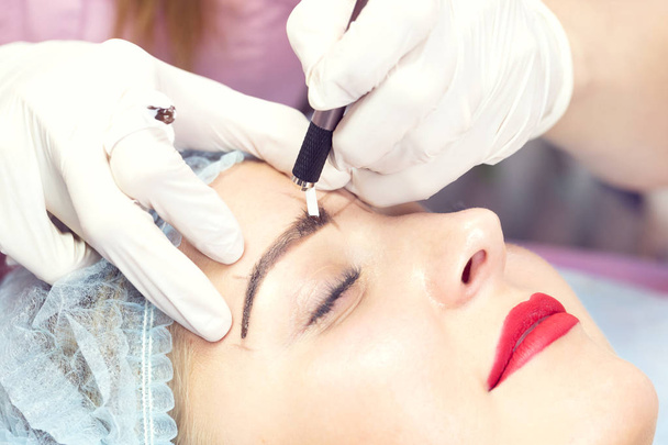 Microblading eyebrows workflow in a beauty salon - Valokuva, kuva