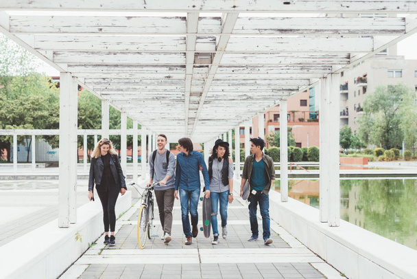 grupo de amigos multiétnicos caminando al aire libre divertirse
  - Foto, Imagen