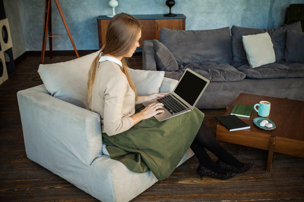 Nice жінка, використовуючи ноутбук на домашній офіс - Фото, зображення