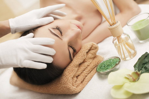Spa. Menina massagista terapeuta fazendo massagem na cabeça bonita brunett
 - Foto, Imagem