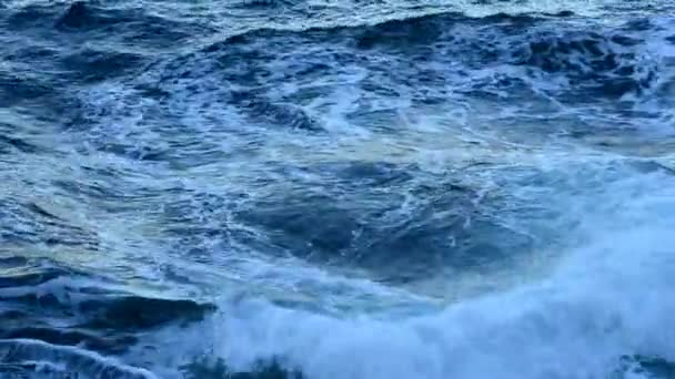 Vlny na moři ve vlnách podél pobřeží - Záběry, video
