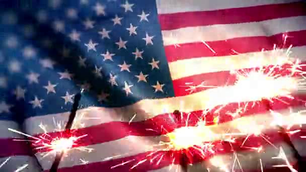 4 juli onafhankelijkheid dag concept met sparkler en usa vlag golfde achtergrond - Video