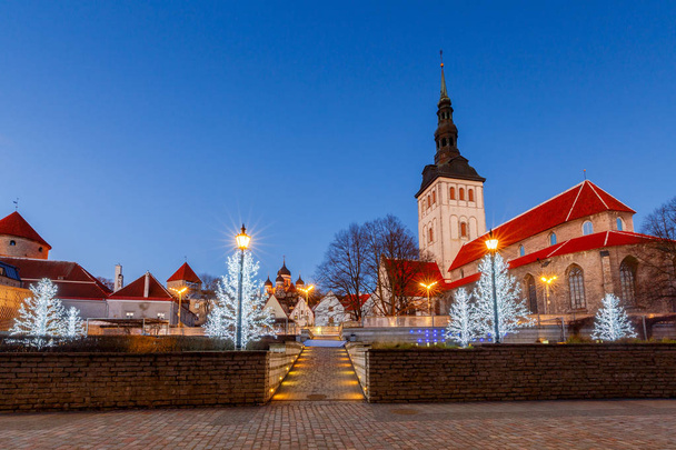 Tallinn. A megvilágítás karácsonyi város utca. - Fotó, kép