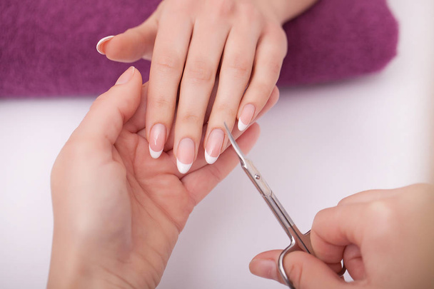 Nagelpflege. Nahaufnahme schöner Frauenhände, die perfekte Nägel zeigen - Foto, Bild