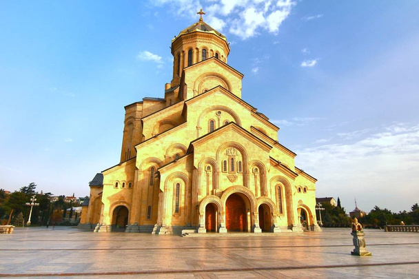 Catedral de la Santísima Trinidad de Tiflis, la capital de Georgia
 - Foto, Imagen