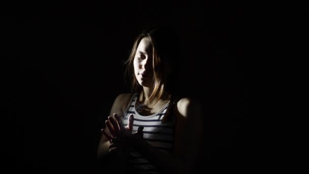 Teenie-Mädchen mit Kreide in der Dunkelheit vor dem Lift Zeitlupe. Hände klatschen und schreien. - Filmmaterial, Video