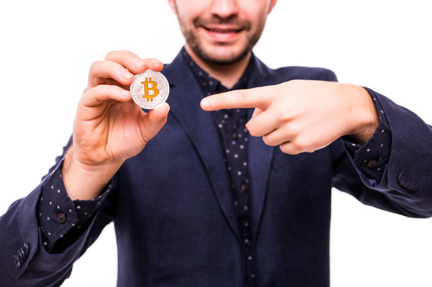 Adam elinde beyaz arka plan üzerinde izole sikke üzerinde işaret bitcoin ile yakın - Fotoğraf, Görsel