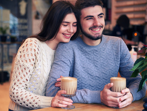 Όμορφο ζευγάρι πίνοντας τον καφέ και την απόλαυση που χρονολογείται - Φωτογραφία, εικόνα