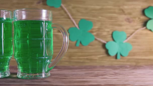 St. Patricks Day. Grünes Bier und Klee. - Filmmaterial, Video