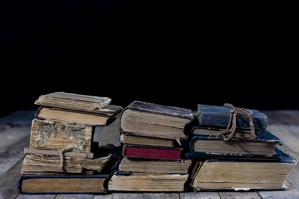 Stary zniszczony książek na drewnianym stole. Czytanie Pokój biblioteki z - Zdjęcie, obraz