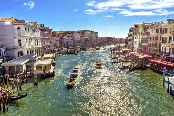 Grand Canal Public Water Ferry Vaporettor Gondolas Venecia Italia
 - Foto, Imagen