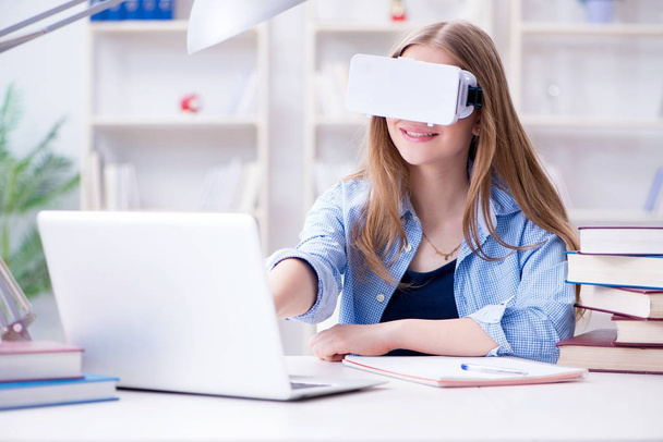 Νεαρή φοιτήτρια προετοιμάζεται για εξετάσεις με γυαλιά VR - Φωτογραφία, εικόνα