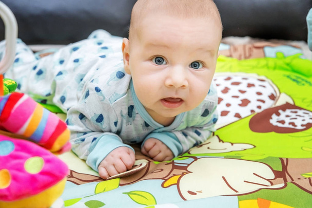 Ребенок на игровом коврике в комнате
. - Фото, изображение