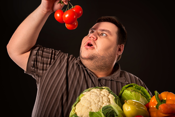 Tlustý muž dietní zdravé jídlo. Zdravá snídaně se zeleninou. - Fotografie, Obrázek