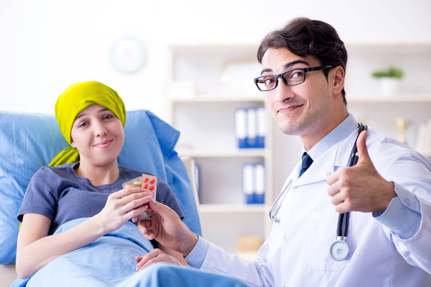 Kankerpatiënt die een arts bezoekt voor medisch advies in klinieken - Foto, afbeelding