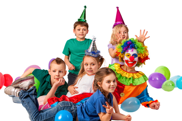 Cumpleaños niño payaso jugando con los niños. Fiesta infantil pasteles celebratorio
. - Foto, Imagen