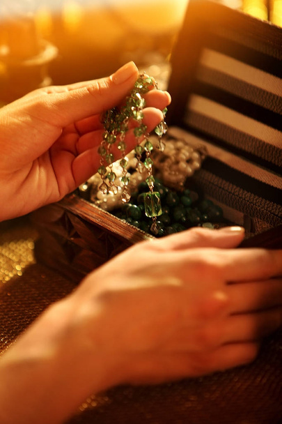 Boîte à bijoux avec des mains féminines toucher décorations bijoux
. - Photo, image