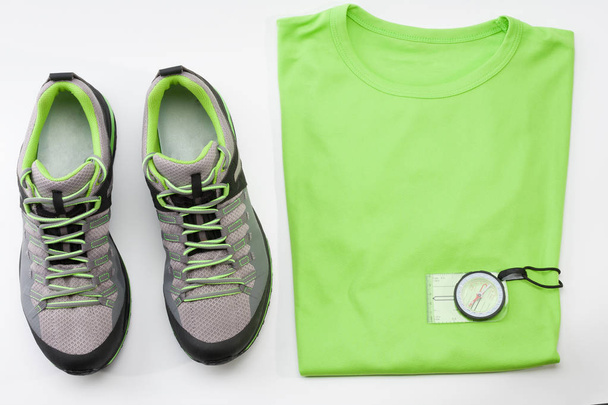 Υπαίθρια παπούτσια, το πουκάμισο και μαγνητική πυξίδα  - Φωτογραφία, εικόνα