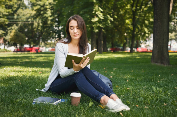 giovane donna che legge libro nel parco - Foto, immagini