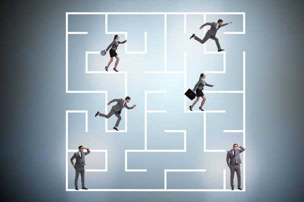 Geschäftsleute verlieren sich im Labyrinth der Unsicherheit - Foto, Bild