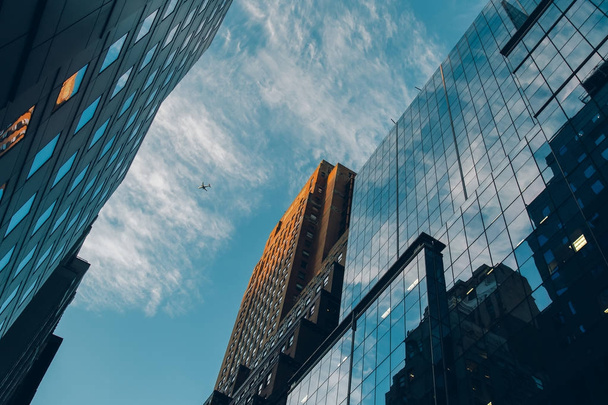 Przeglądnięcie do góry i widoku budynków biurowych w Nowym Jorku - Zdjęcie, obraz