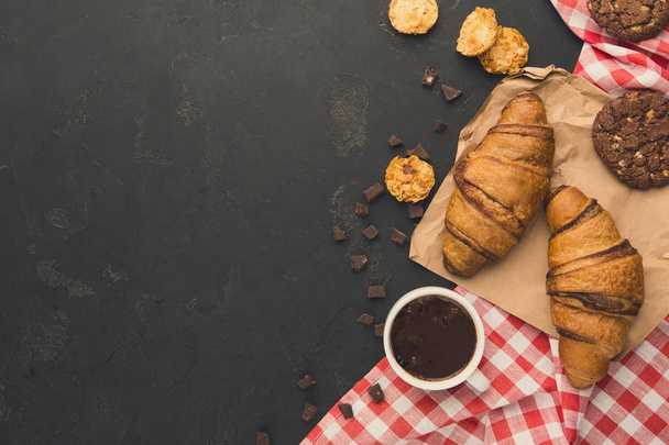 Frissen sült croissant és kávé háttér - Fotó, kép