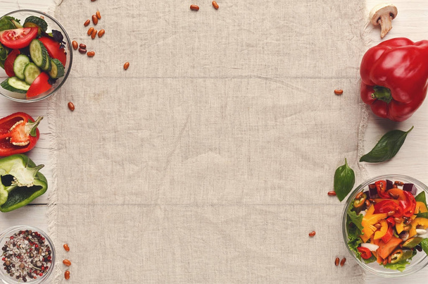 Różnych salaterki na biały drewniany stół, widok z góry - Zdjęcie, obraz