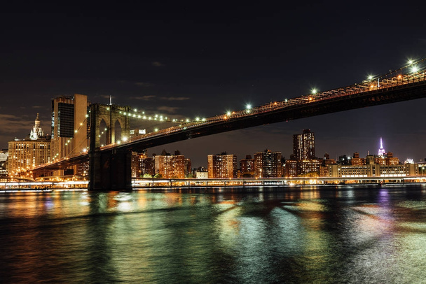 Бруклінський міст в Нью-Йорку в ніч. - Фото, зображення