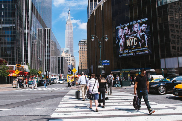 NEW YORK, USA - JUN 22, 2017: Passenger are crossing Eight Ave i - Фото, изображение