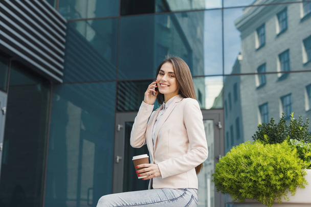 Confident young businesswoman talking on smartphone - Foto, immagini