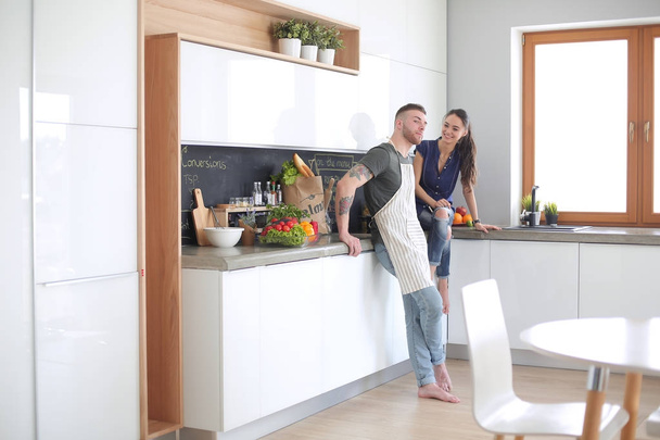 Hermosa pareja joven se divierte en la cocina en casa
 - Foto, imagen
