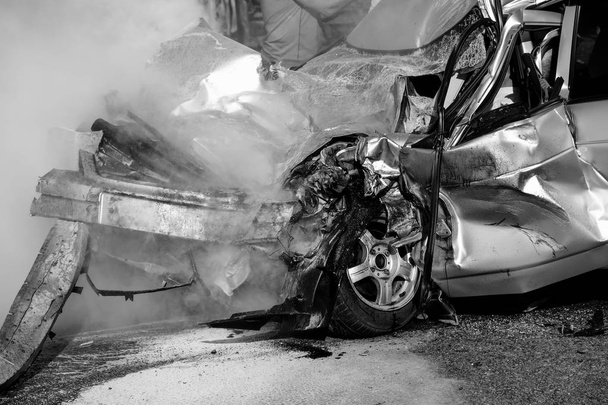 Araba kazasından sonra hasarlı araç kapanıyor..  - Fotoğraf, Görsel