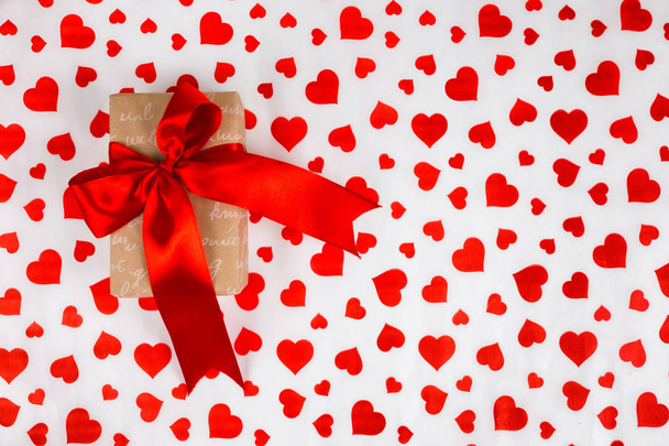 Sevgililer günü. Kırmızı kalpler ile bir beyaz kağıt üzerinde kırmızı kurdele olarak sunulan - Fotoğraf, Görsel