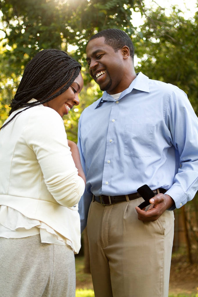 Young man proposing to his girlfriend. - Foto, Imagen